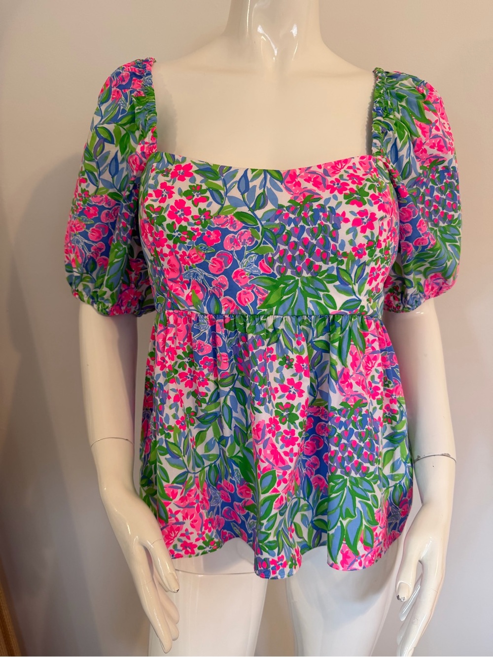 Lilly Pulitzer Kay A cherry on Top Print
Puff sleeve Top size 8 - Picture 7 of 9